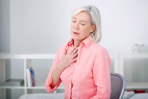 Kobieta cierpiąca na duszności. Ską się biorą duszności
