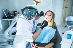 Lekarz dentysta w trakcie leczenia pacjentki