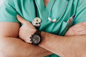lekarz gastroenterolog w przybliżeniu, w niebieskim kitlu