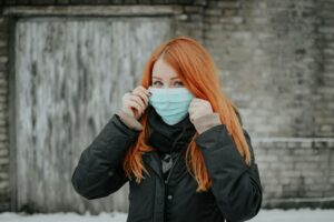kobieta z alergią w maseczce