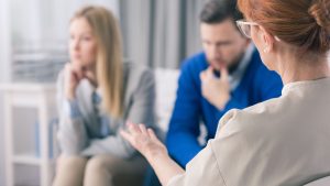 małżeństwo na terapii u psychoterapeuty w gabinecie