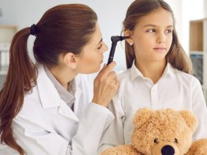 dziewczynka podczas badania laryngologicznego