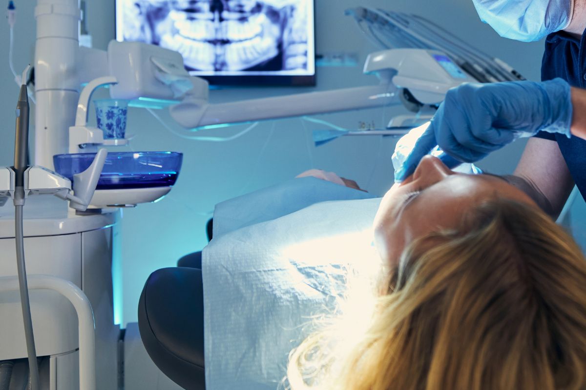 chirurg stomatolog zajmujący się pacjentem w gabinecie