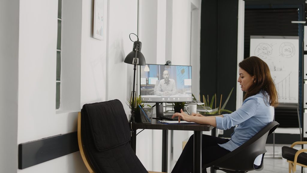 kobieta pracująca zdalnie przy biurku