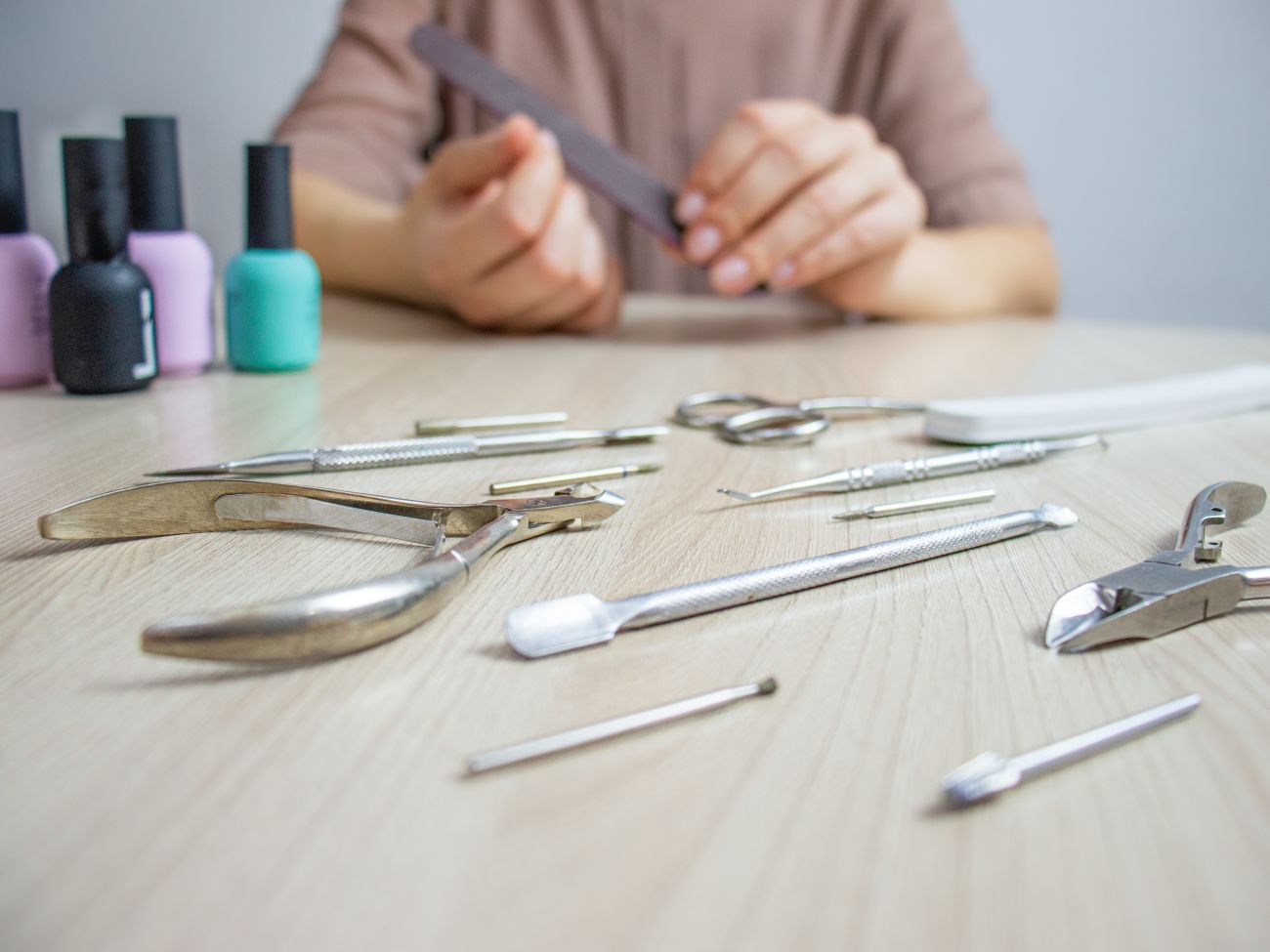 kobieta korzystająca z zestawu do manicure