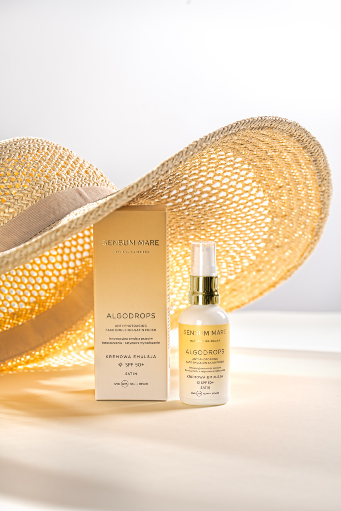 krem przeciwsłoneczny z filtrem spf i kapelusz