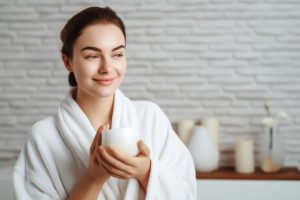 kobieta dbająca o skórę