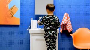 chłopczyk myjący zęby soniczną szczoteczką do zębów