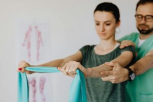 pacjentka na rehabilitacji u specjalisty