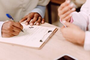 lekarz wypisujący receptę