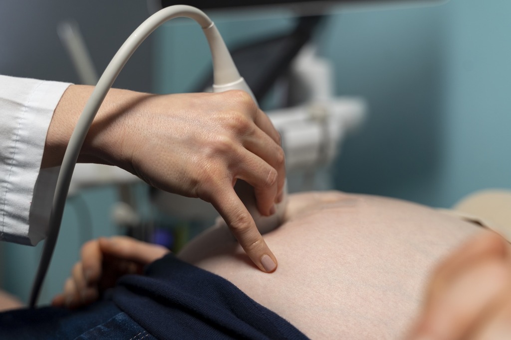 lekarz wykonujący USG pacjentce w ciąży