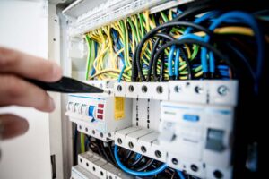 Rozdzielnica elektryczna. Tu łatwo o porażenie prądem elektrycznym