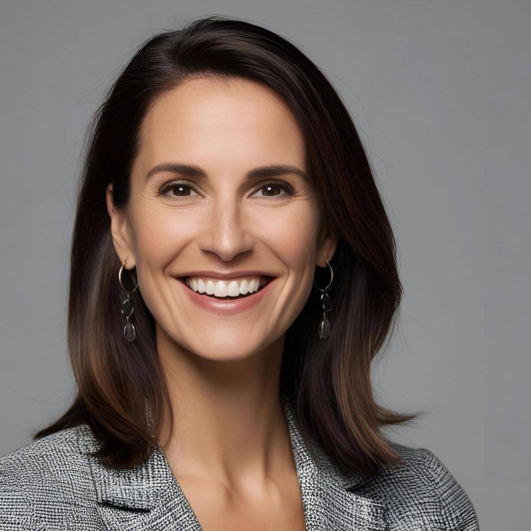 uśmiechnięta kobieta po laserowym zamykaniu naczynek