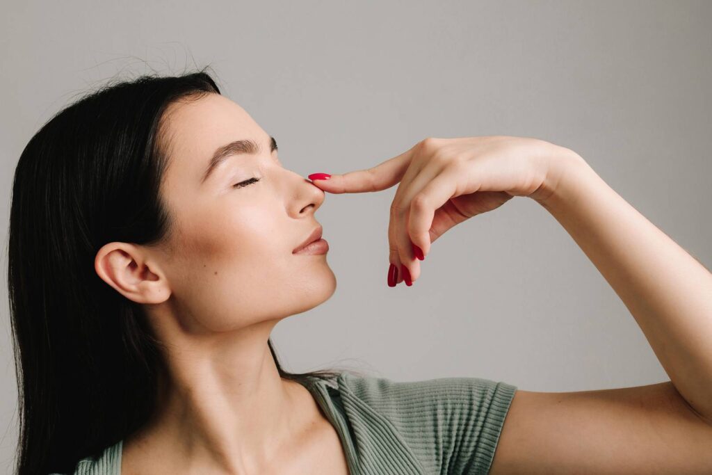 kobieta wskazująca palcem na swój los