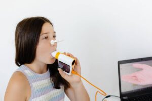 Spirometr domowy w użyciu – diagnostyka układu oddechowego