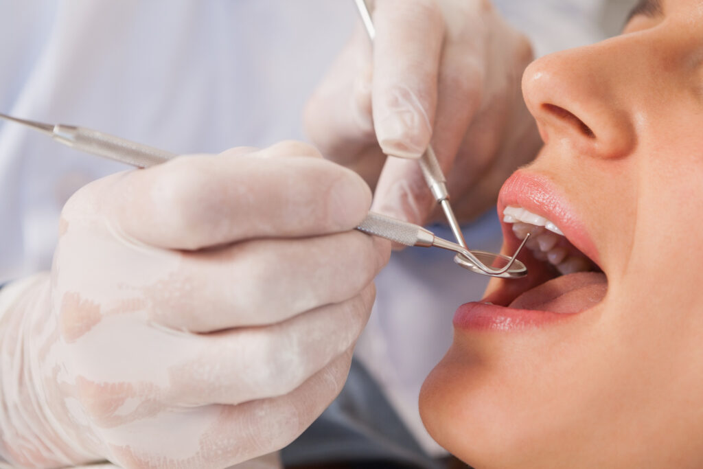 dentysta badający ząb