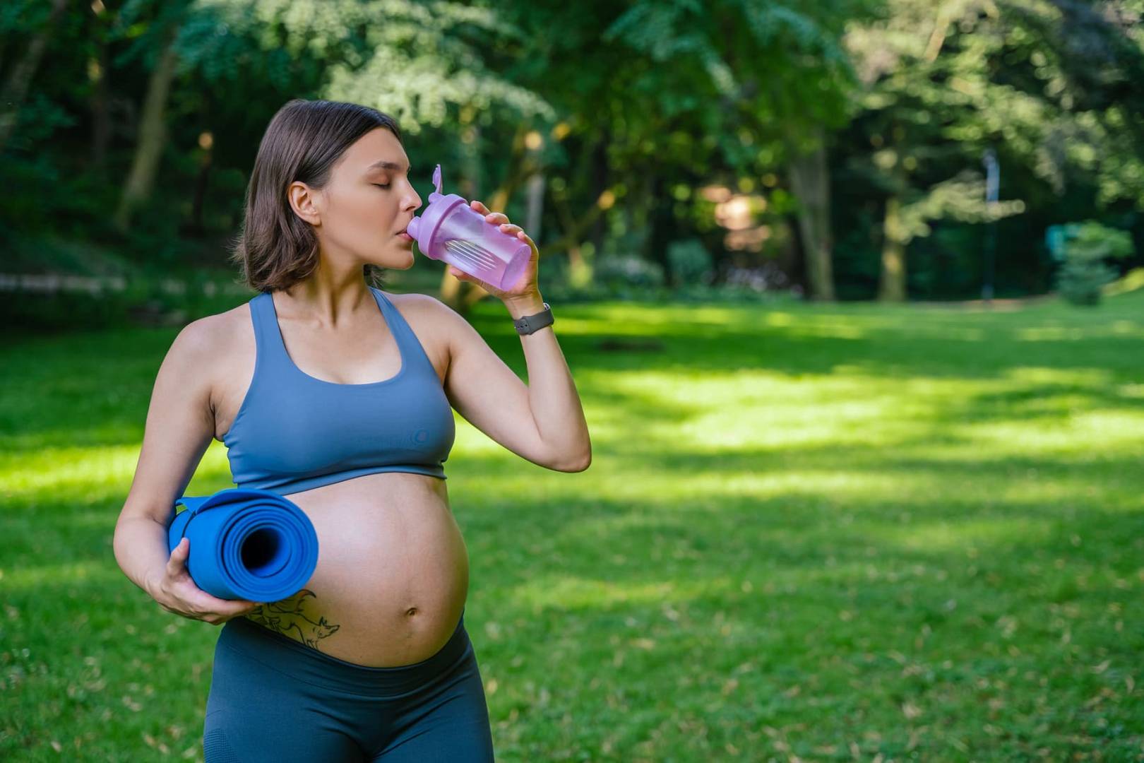 kobieta pijąca wodę w ciąży