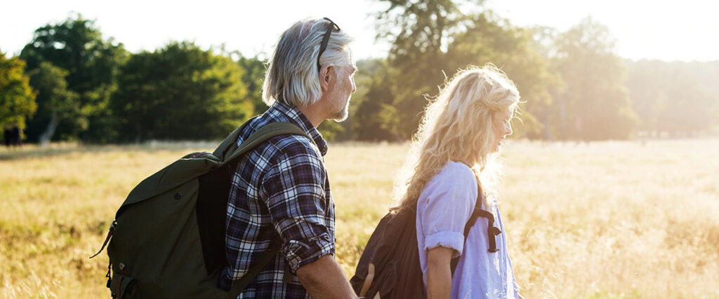 osoby starsze podczas pieszej wycieczki