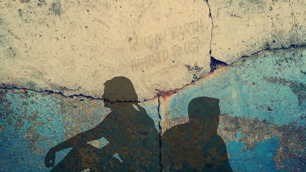 cień kobiety i mężczyzny odwróconych od siebie plecami