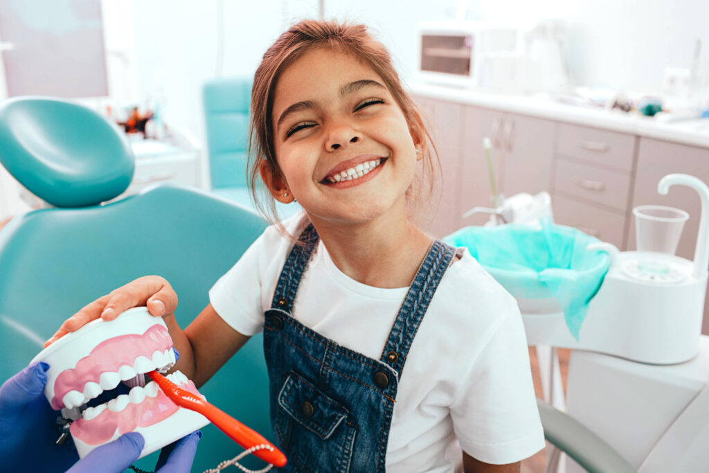 dziewczynka z nakładkami invisalign
