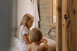 Dzieci myjące ręce, jako przejaw zapobiegania chorobom i pasożytom takim jak owsiki