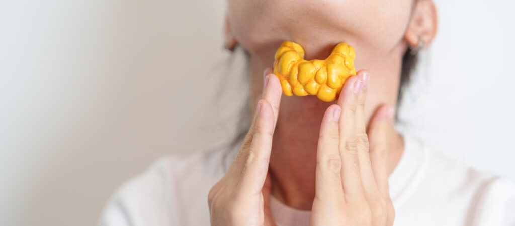 kobieta trzymająca model tarczycy