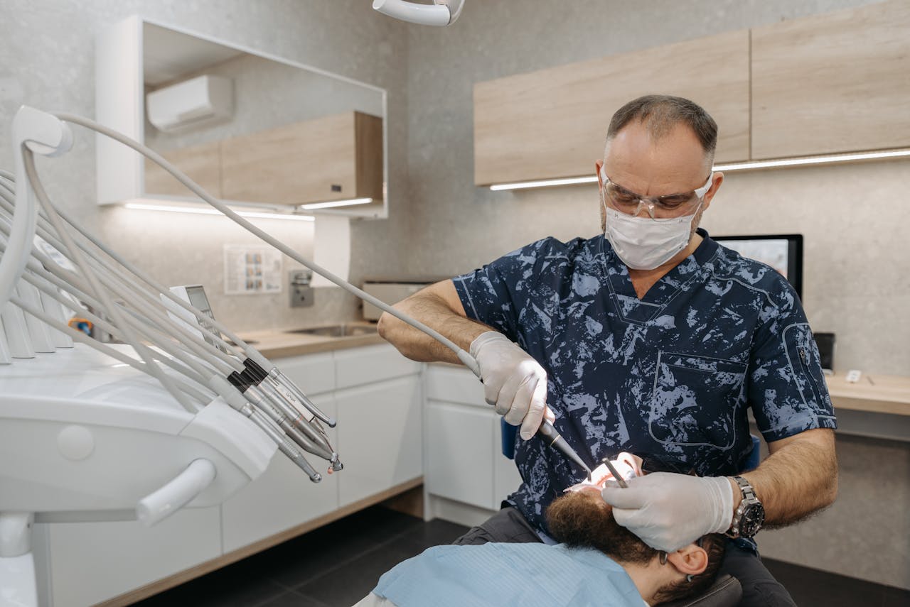 Dentysta podaje znieczulenie pacjentowi w nowoczesnym gabinecie stomatologicznym