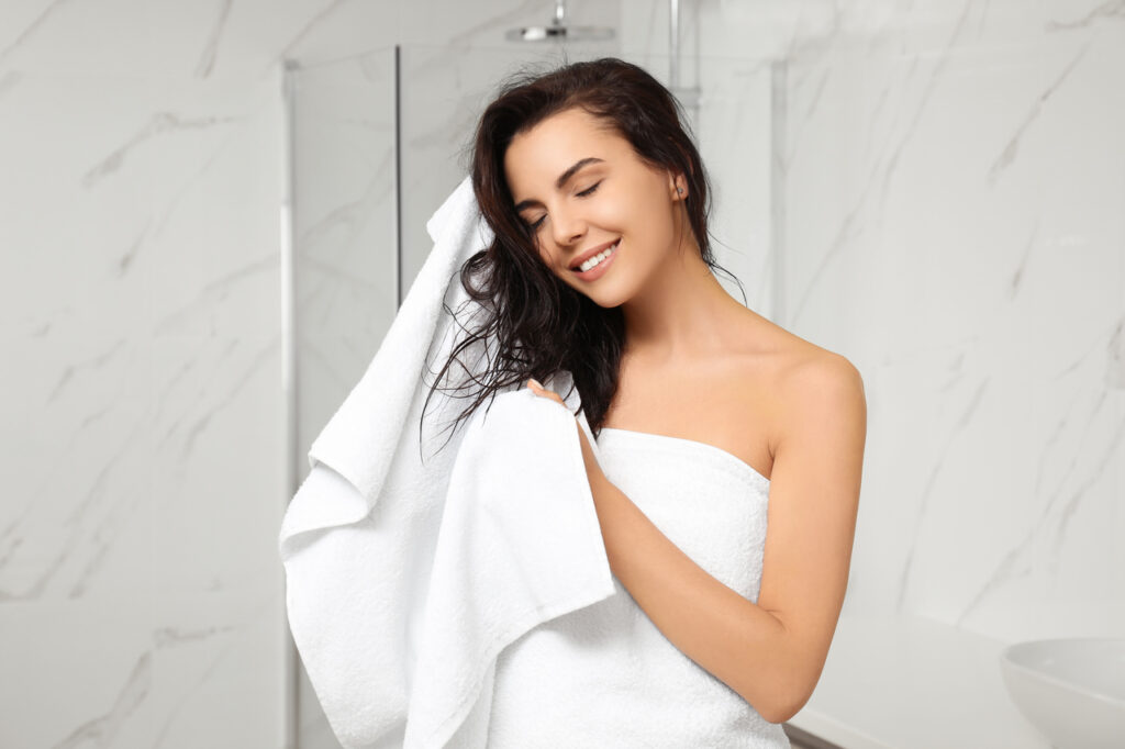 kobieta wykonująca domowe spa