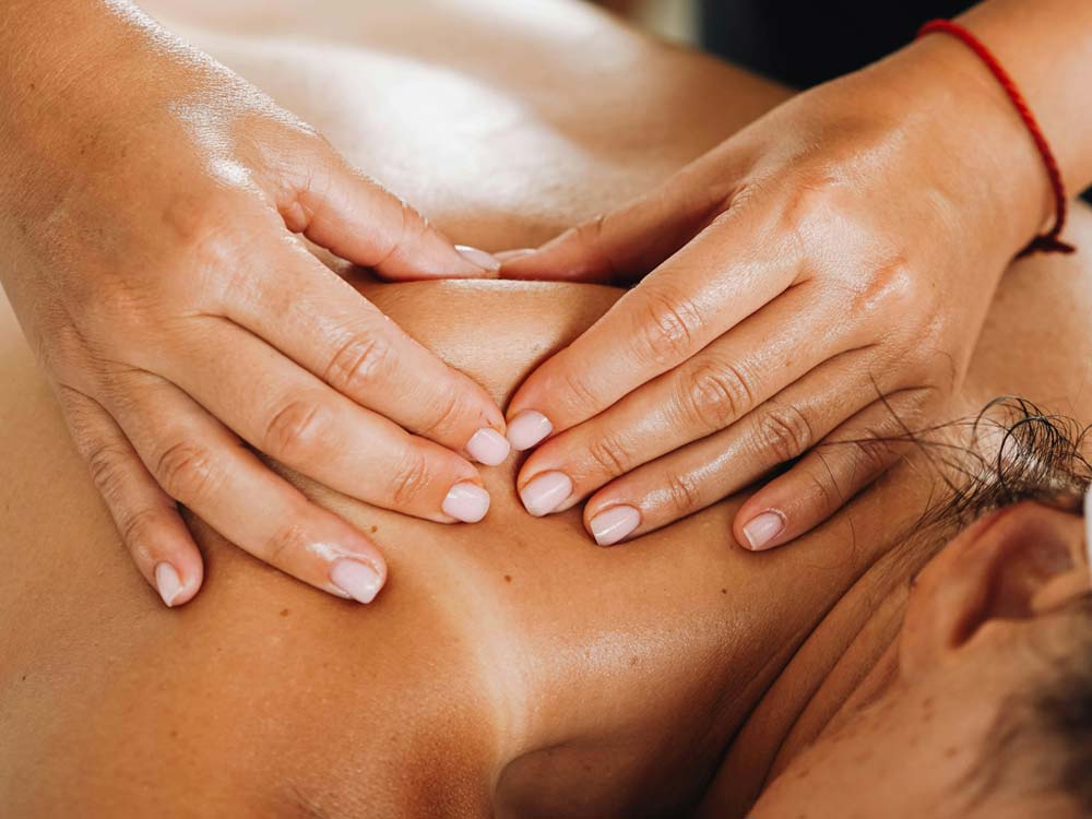 Kobieta w trakcie terapii powięziowej