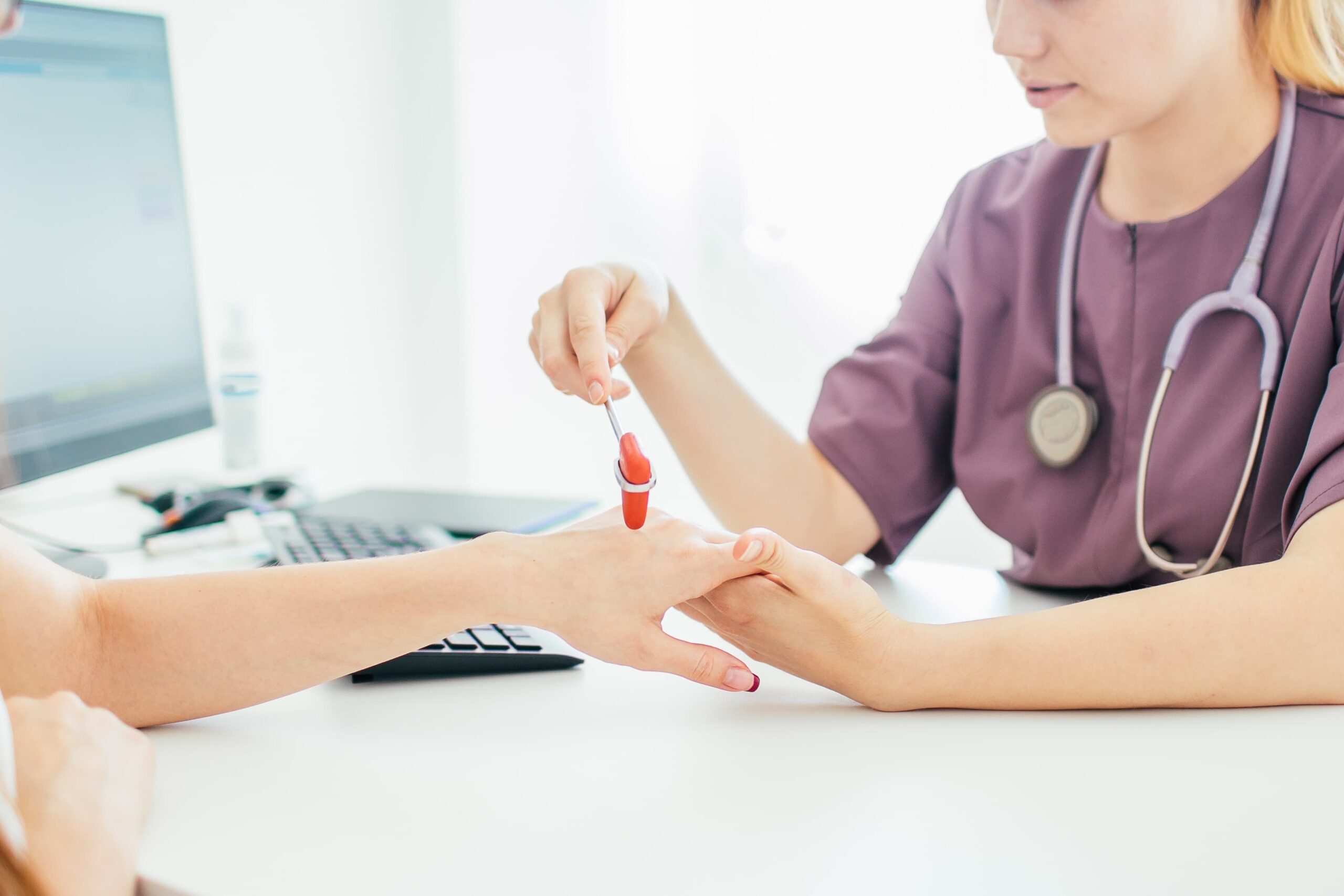 Badanie neurologiczne dłoni pacjenta w gabinecie lekarskim