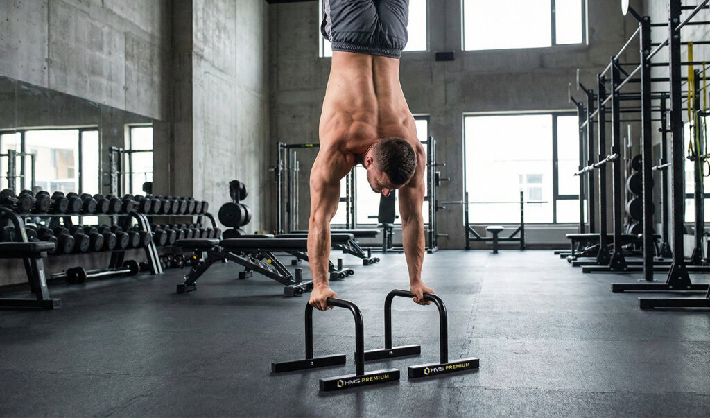 Stanie na rękach na poręczach gimnastycznych – trening stabilizacji i siły korpusu