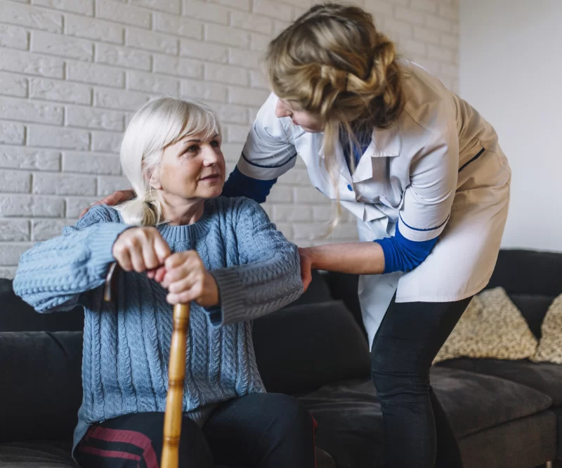 opiekunka w domu opieki opiekująca się seniorką