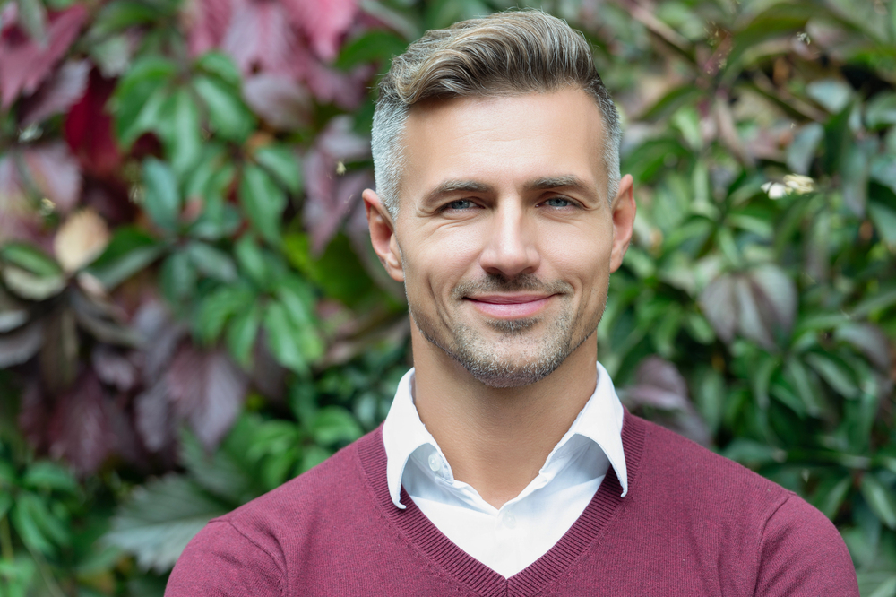 przystojny mężczyzna korzystający z usług medycyny estetycznej