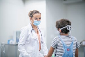 chłopiec na badaniu u lekarza