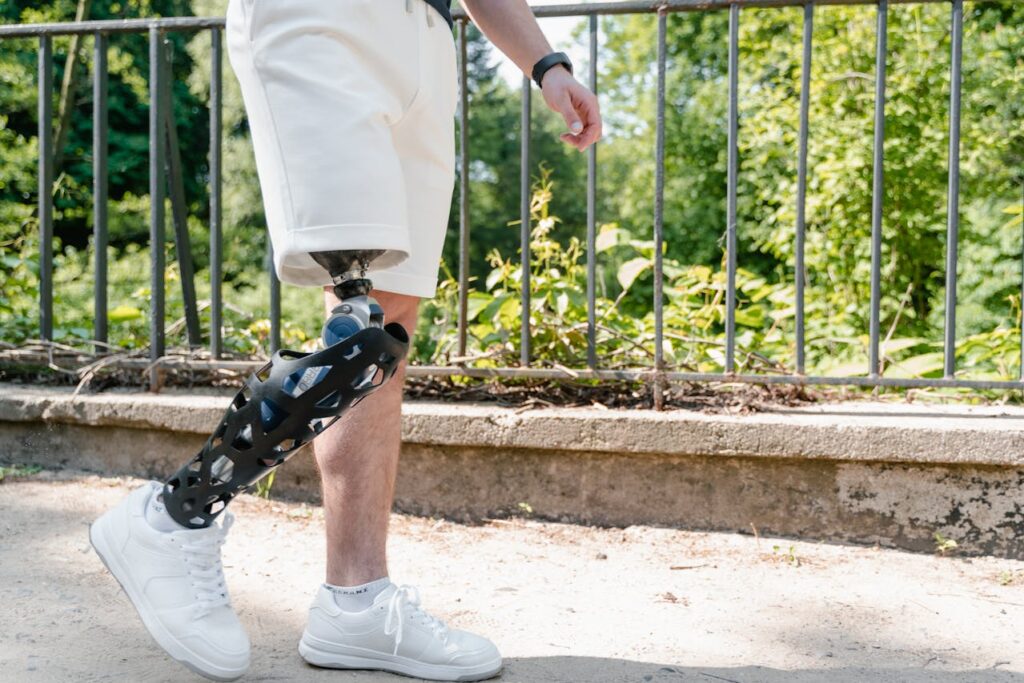mężczyzna z protezą nogi na spacerze