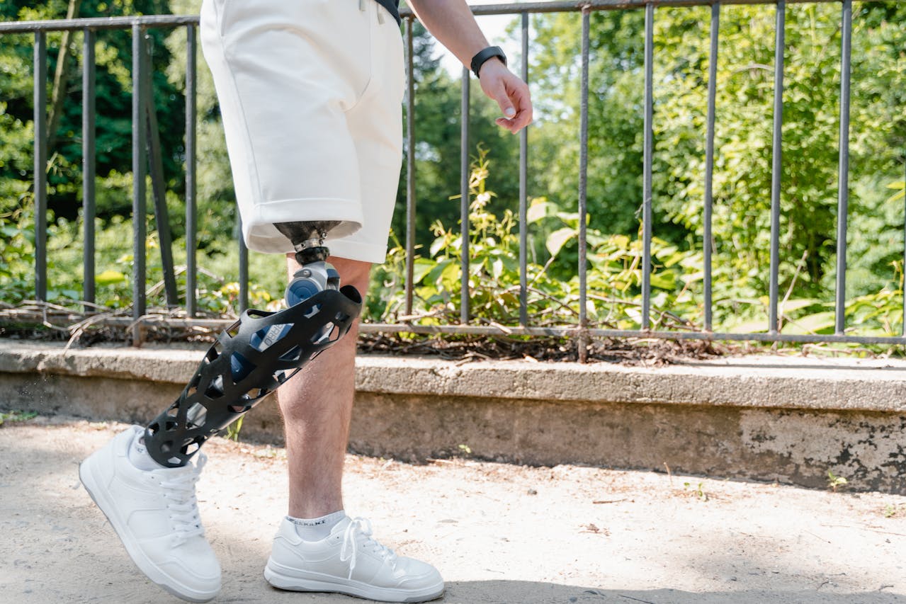 mężczyzna z protezą nogi na spacerze