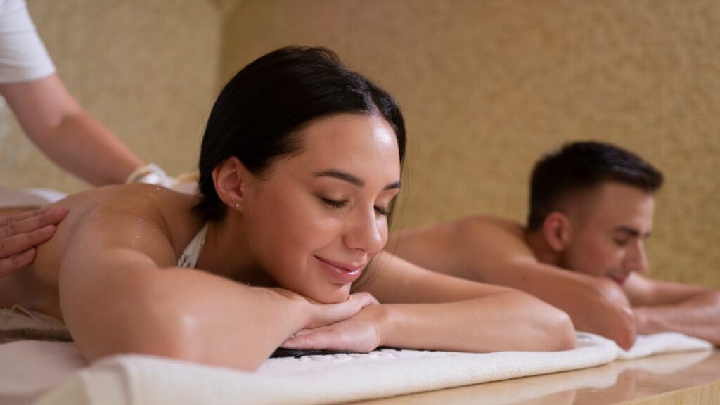 Para podczas relaksacyjnego masażu w spa dla dwojga we Wrocławiu