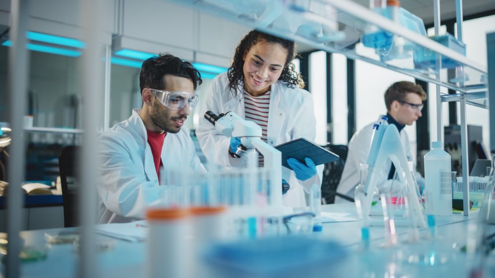 Naukowcy prowadzący badania w nowoczesnym laboratorium