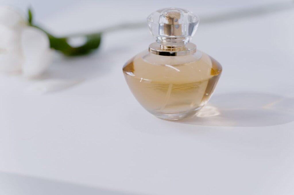 Flakon perfum na jasnym tle – próbki perfum do testowania zapachów.