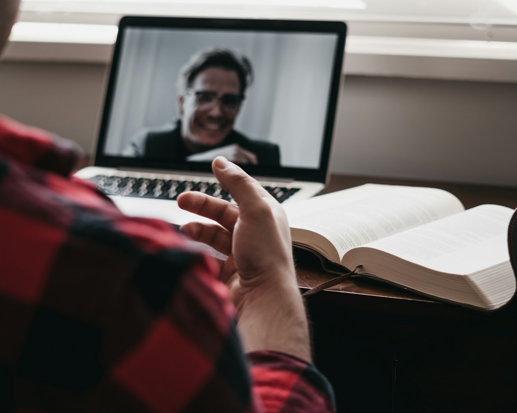 Konsultacja z psychologiem online podczas rozmowy wideo